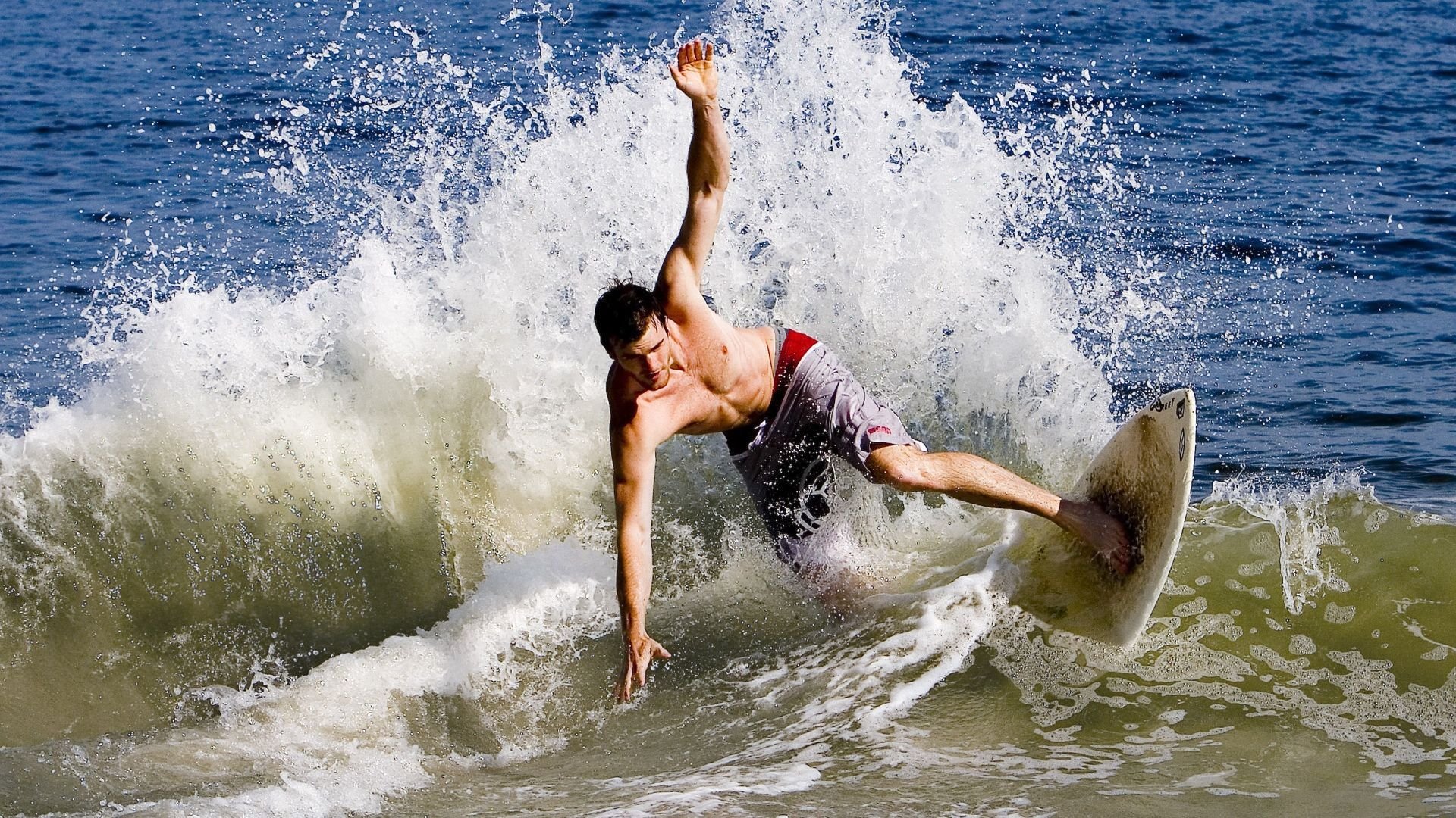 德甲比赛中，精彩扑救扭转干坤，竞技水平不断提升