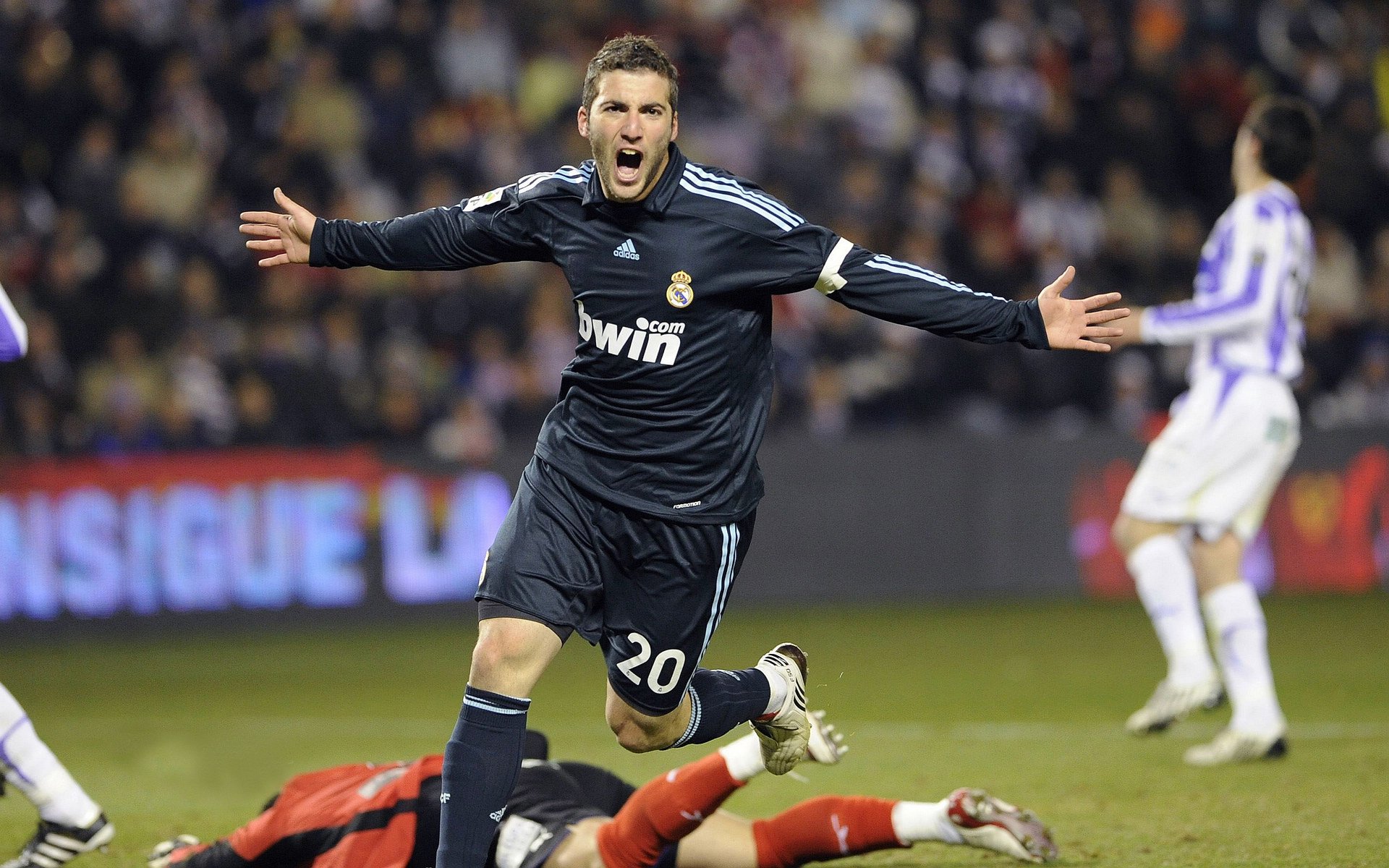 爱游戏app-法甲激烈争夺，战术变化不断，比赛高潮不断，法甲比赛集锦